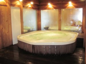 Ambient relaxant acasa printr-un spa jacuzzi amplasat la interior