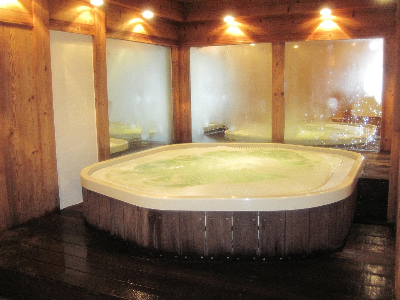 Ambient relaxant acasa printr-un spa jacuzzi amplasat la interior